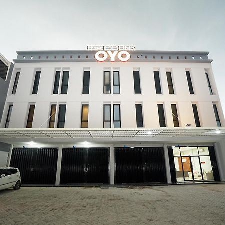 Hotel Super Oyo Capital O 449 The Colins à Keputih Extérieur photo