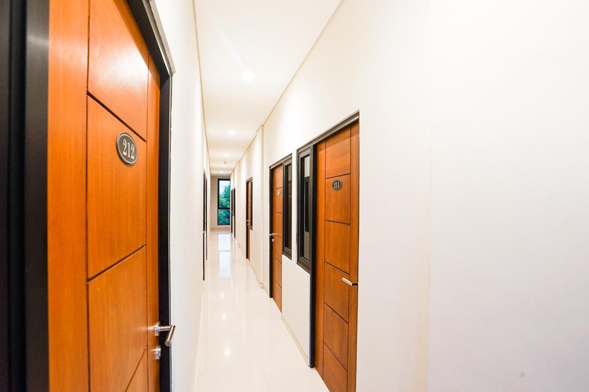 Hotel Super Oyo Capital O 449 The Colins à Keputih Extérieur photo